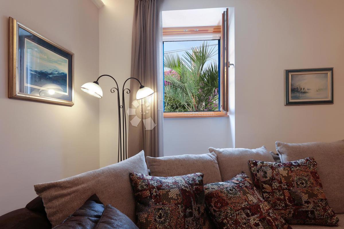 SREDOZEMSKI BISER NA OTOKU MOLATU - DVOJNA HIŠA Z VELIKIM TURISTIČNIM POTENCIALOM