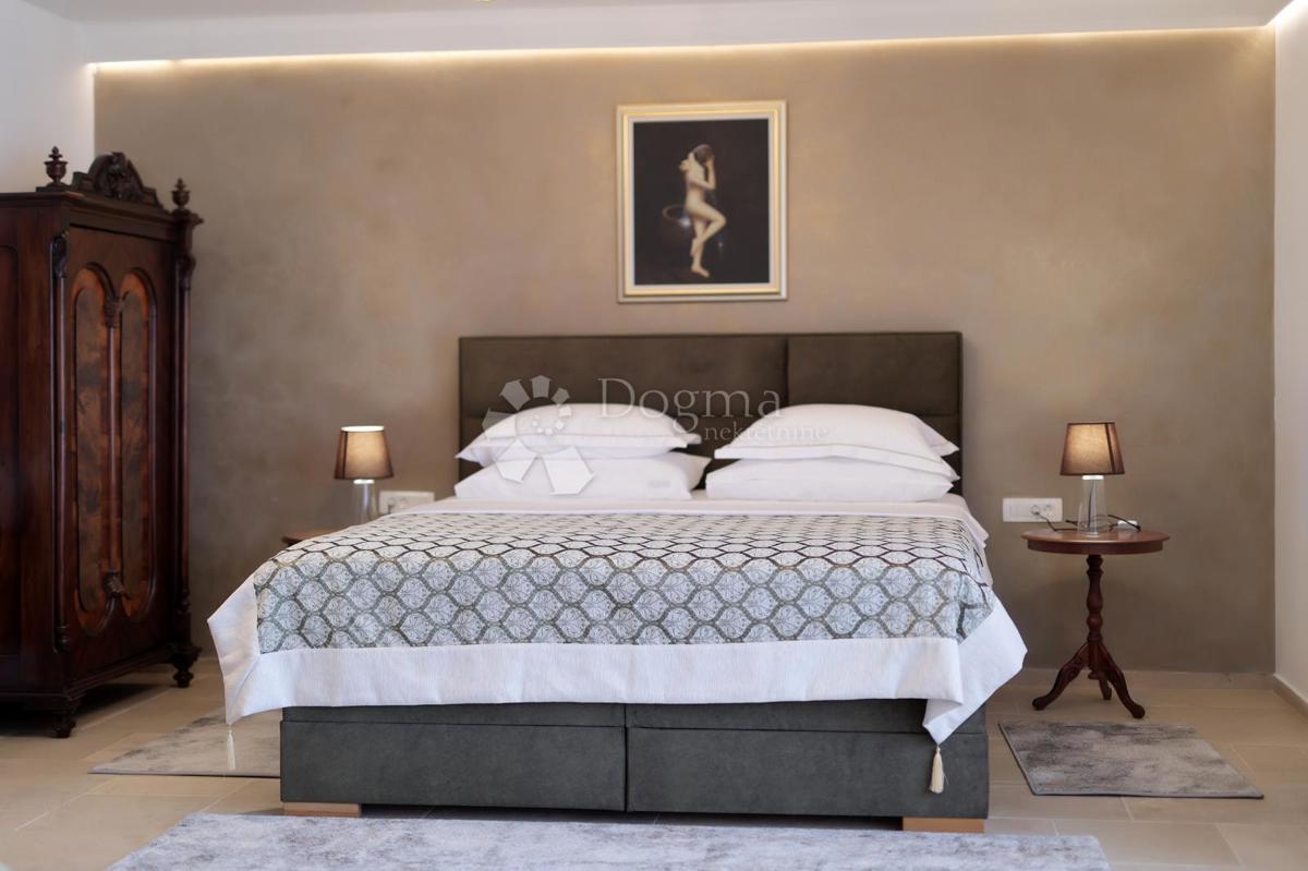 SREDOZEMSKI BISER NA OTOKU MOLATU - DVOJNA HIŠA Z VELIKIM TURISTIČNIM POTENCIALOM