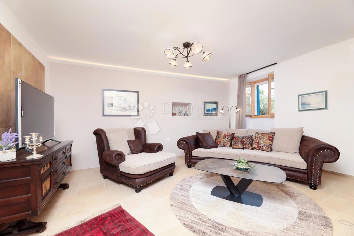 SREDOZEMSKI BISER NA OTOKU MOLATU - DVOJNA HIŠA Z VELIKIM TURISTIČNIM POTENCIALOM