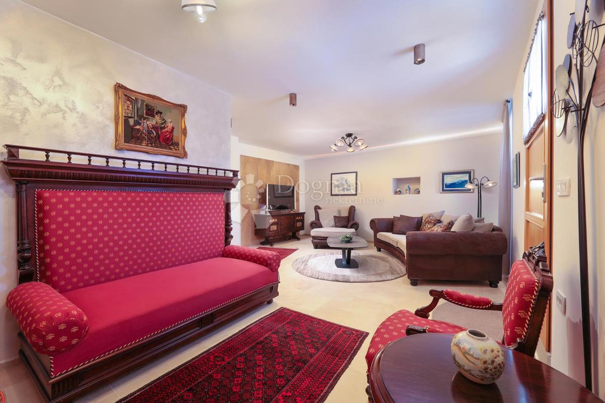 SREDOZEMSKI BISER NA OTOKU MOLATU - DVOJNA HIŠA Z VELIKIM TURISTIČNIM POTENCIALOM