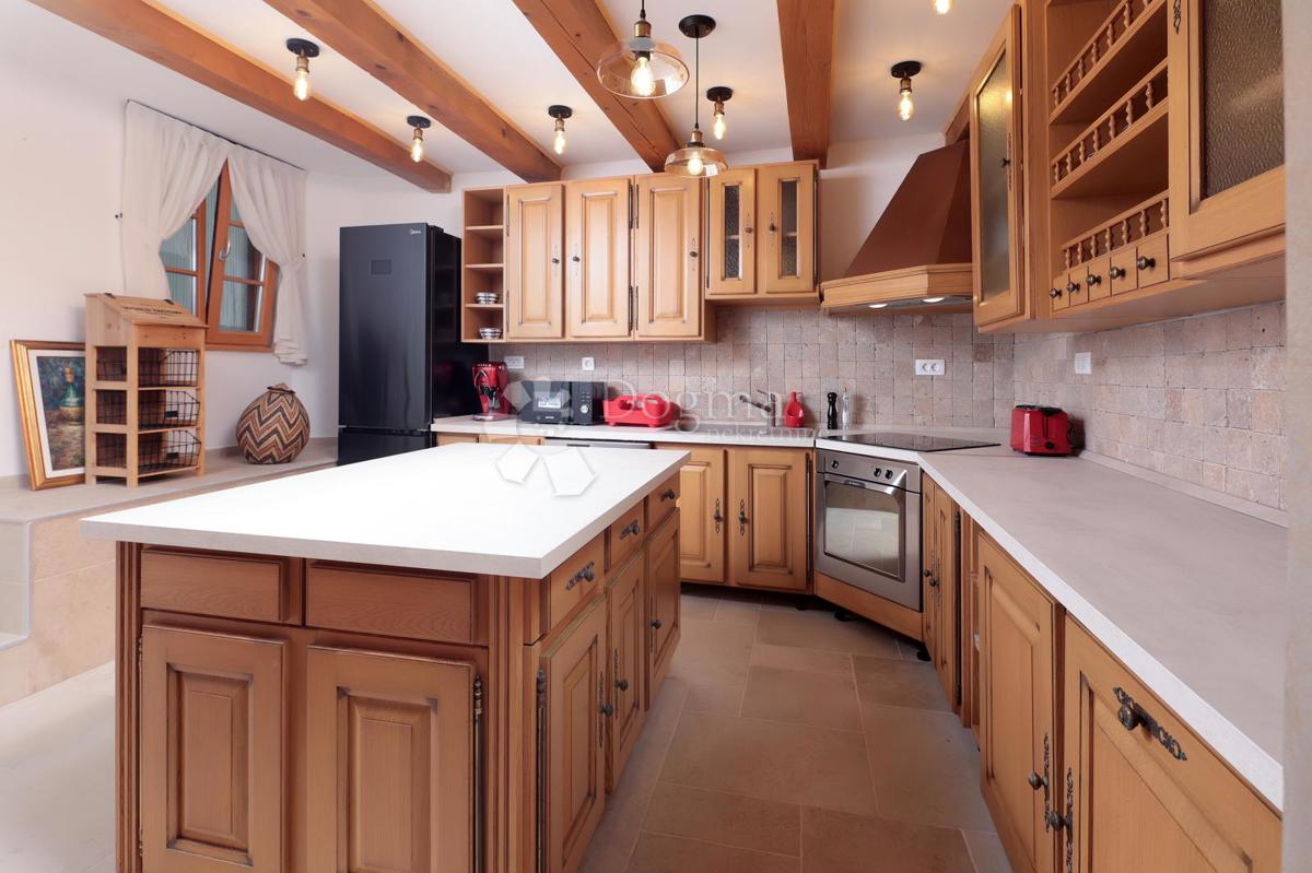 SREDOZEMSKI BISER NA OTOKU MOLATU - DVOJNA HIŠA Z VELIKIM TURISTIČNIM POTENCIALOM