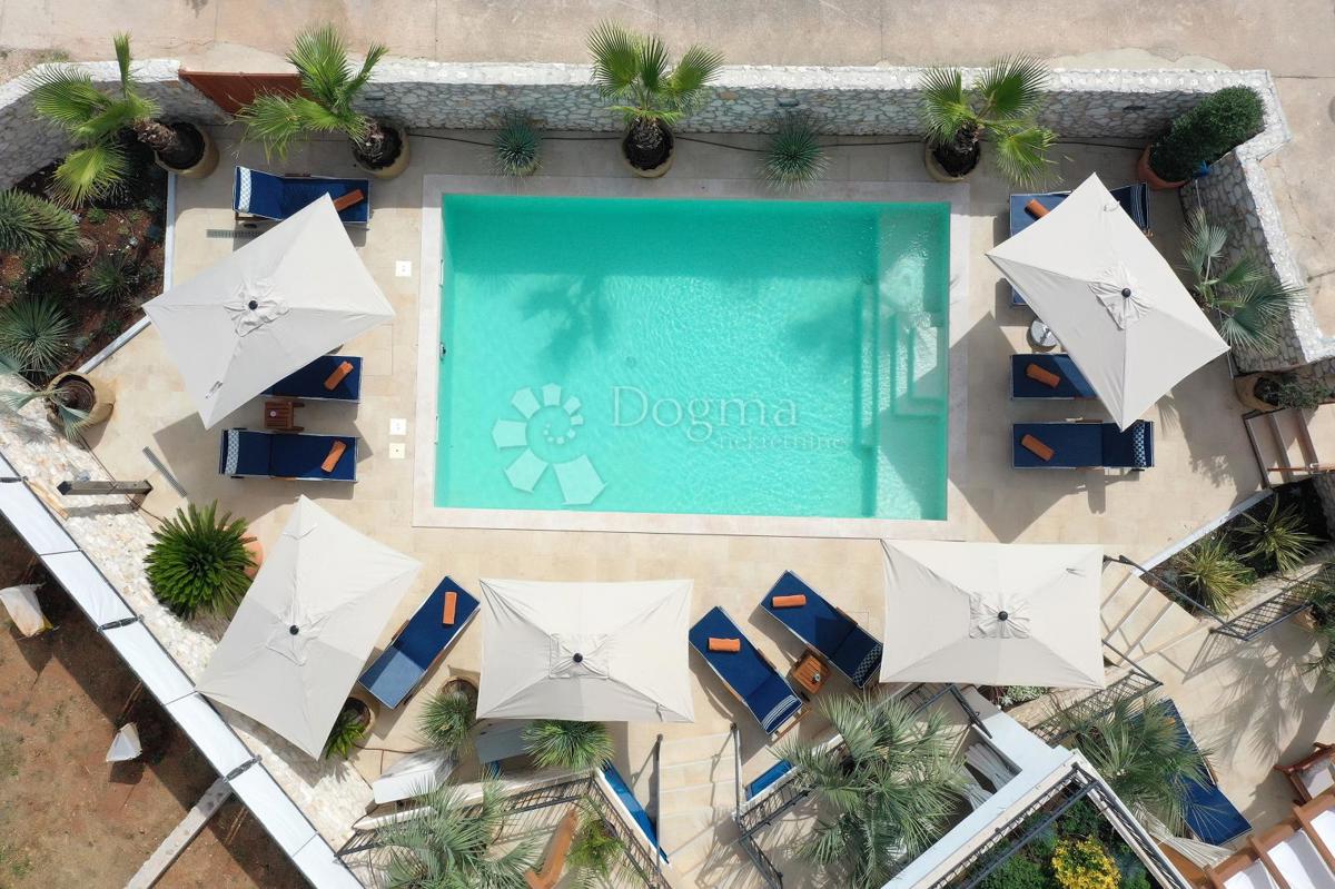 SREDOZEMSKI BISER NA OTOKU MOLATU - DVOJNA HIŠA Z VELIKIM TURISTIČNIM POTENCIALOM