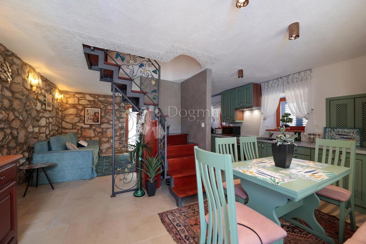 SREDOZEMSKI BISER NA OTOKU MOLATU - DVOJNA HIŠA Z VELIKIM TURISTIČNIM POTENCIALOM