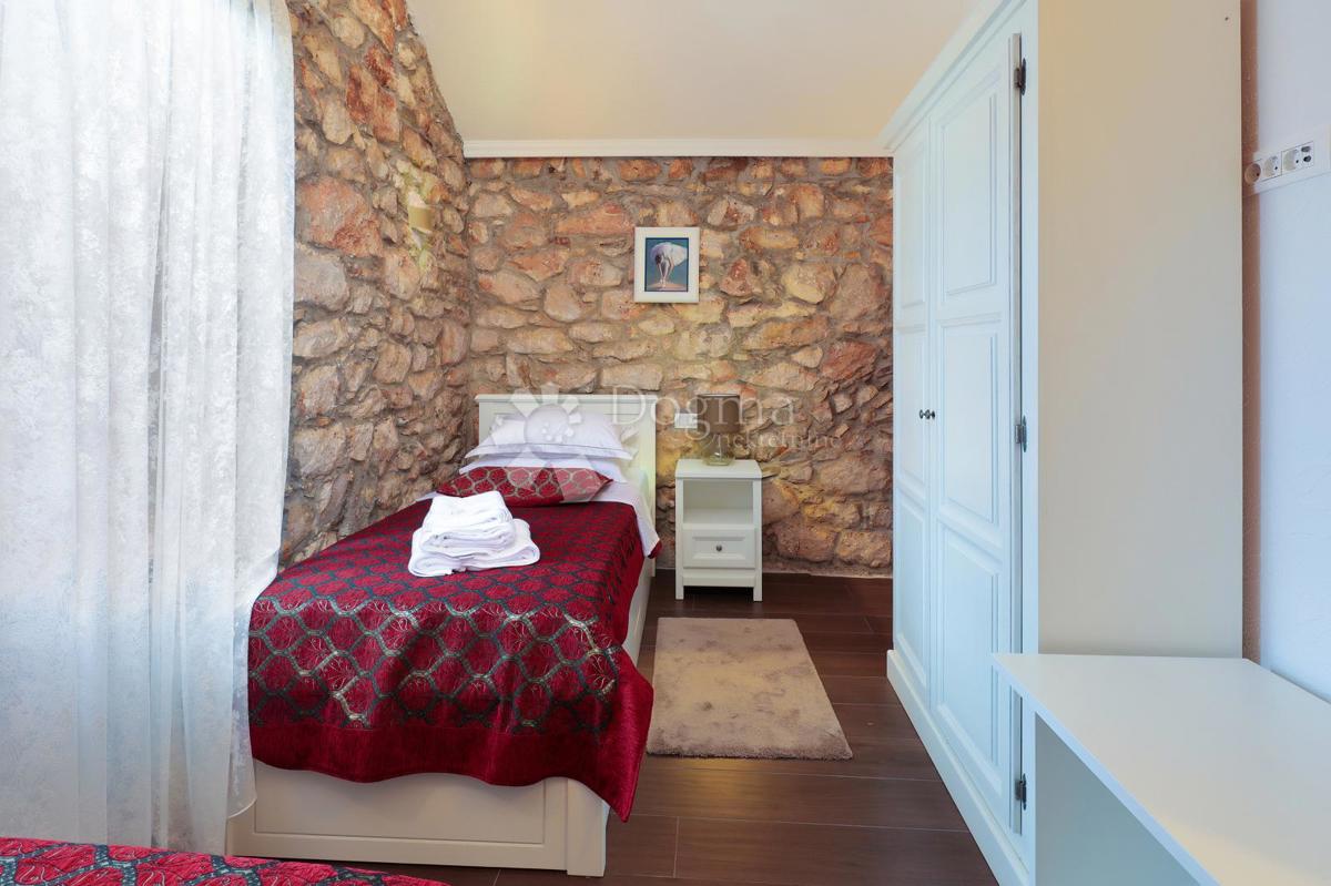 SREDOZEMSKI BISER NA OTOKU MOLATU - DVOJNA HIŠA Z VELIKIM TURISTIČNIM POTENCIALOM