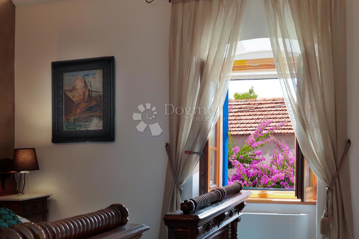 SREDOZEMSKI BISER NA OTOKU MOLATU - DVOJNA HIŠA Z VELIKIM TURISTIČNIM POTENCIALOM