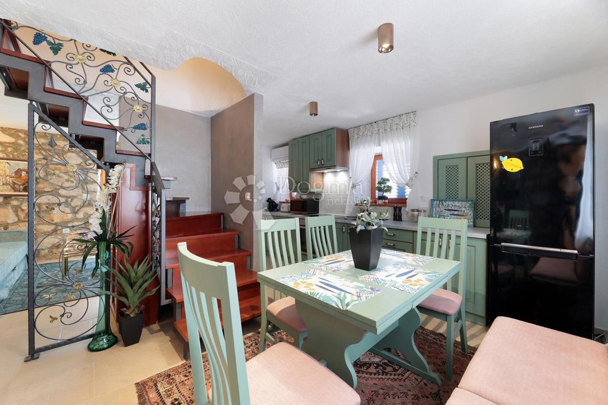 SREDOZEMSKI BISER NA OTOKU MOLATU - DVOJNA HIŠA Z VELIKIM TURISTIČNIM POTENCIALOM