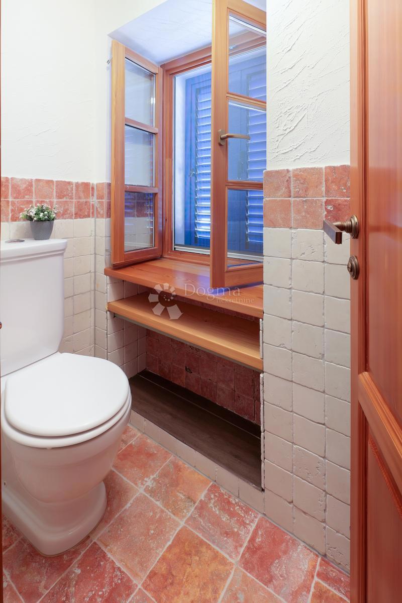 SREDOZEMSKI BISER NA OTOKU MOLATU - DVOJNA HIŠA Z VELIKIM TURISTIČNIM POTENCIALOM