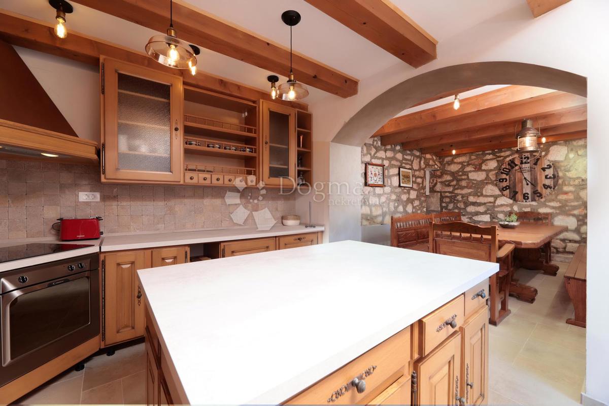 SREDOZEMSKI BISER NA OTOKU MOLATU - DVOJNA HIŠA Z VELIKIM TURISTIČNIM POTENCIALOM