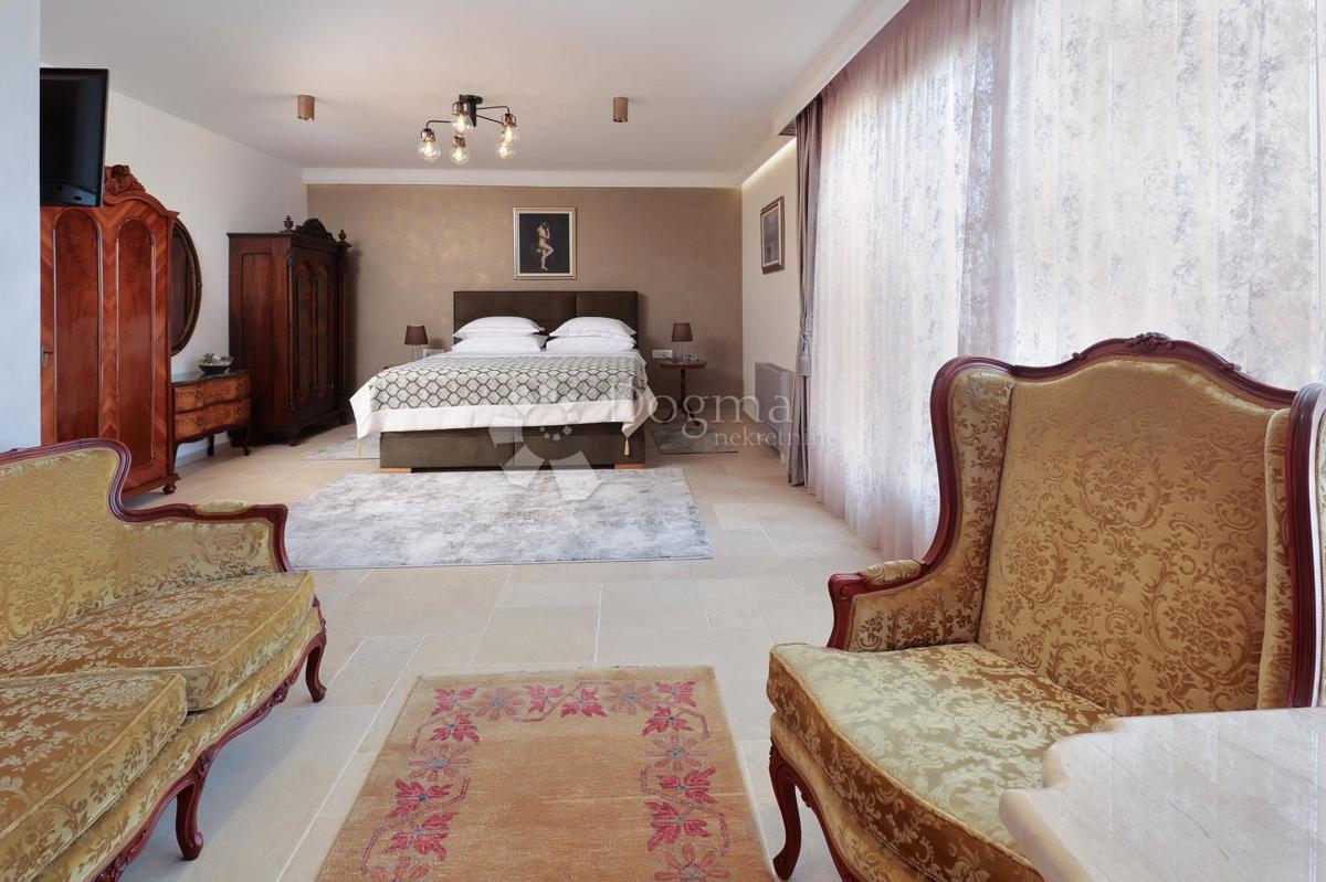 SREDOZEMSKI BISER NA OTOKU MOLATU - DVOJNA HIŠA Z VELIKIM TURISTIČNIM POTENCIALOM