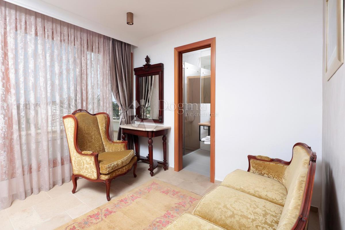 SREDOZEMSKI BISER NA OTOKU MOLATU - DVOJNA HIŠA Z VELIKIM TURISTIČNIM POTENCIALOM