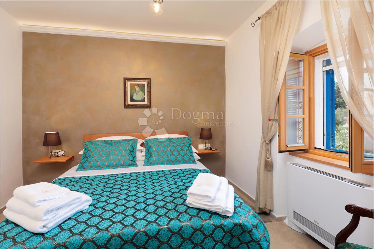 SREDOZEMSKI BISER NA OTOKU MOLATU - DVOJNA HIŠA Z VELIKIM TURISTIČNIM POTENCIALOM