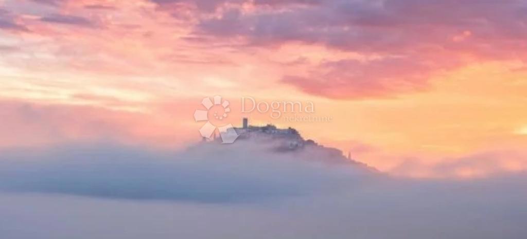 Veliko zazidljivo zemljišče s projektom