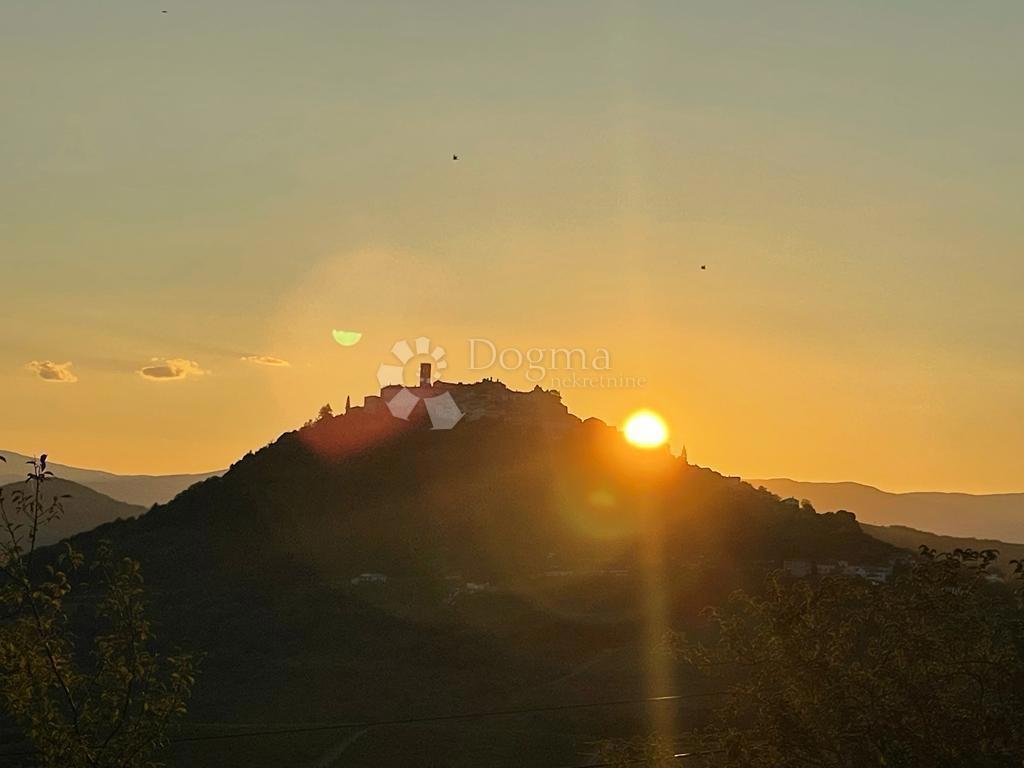 Veliko zazidljivo zemljišče s projektom