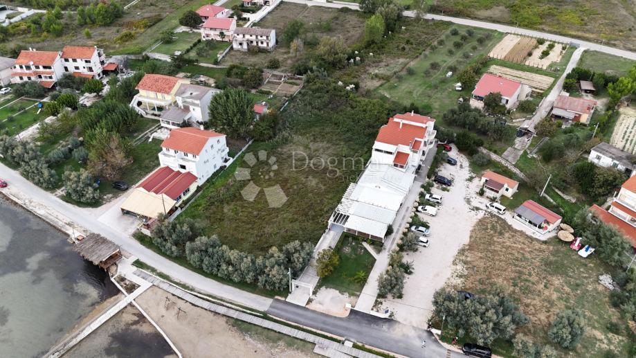 Ljubač prva vrsta: 3034 m² ob peščeni plaži