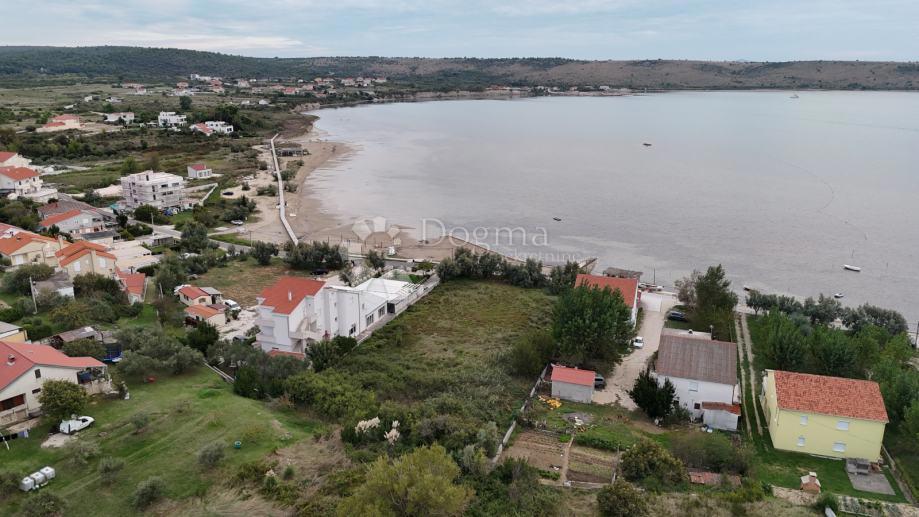 Ljubač prva vrsta: 3034 m² ob peščeni plaži