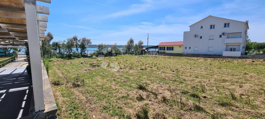 Ljubač prva vrsta: 3034 m² ob peščeni plaži