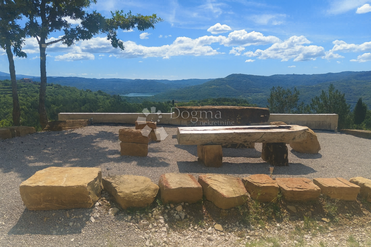 Kmetijsko zemljišče s pogledom na jezero Butonigua