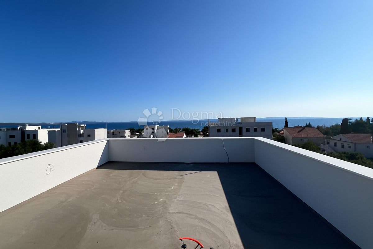 Sodoben apartma s pogledom na morje in zasebnim bazenom