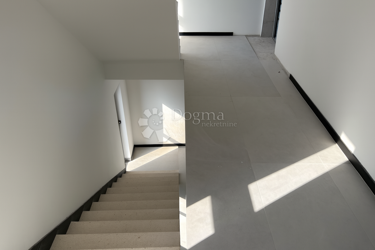 Sodoben apartma s pogledom na morje in zasebnim bazenom