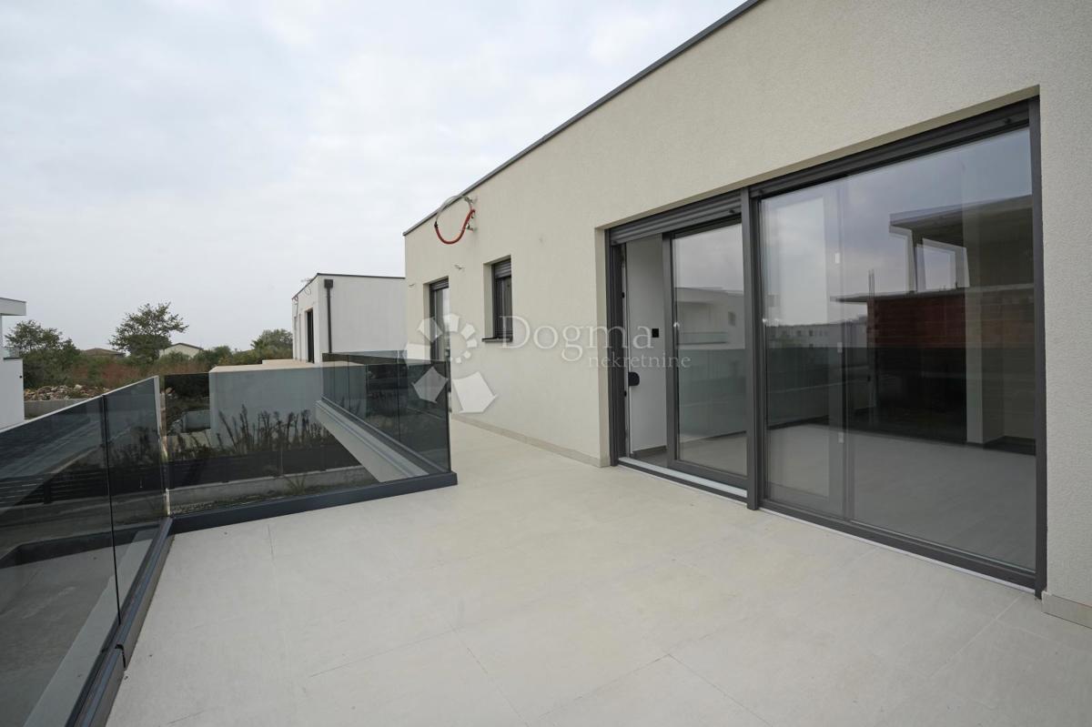 NOVOZGRAJENA MODERNA VILA