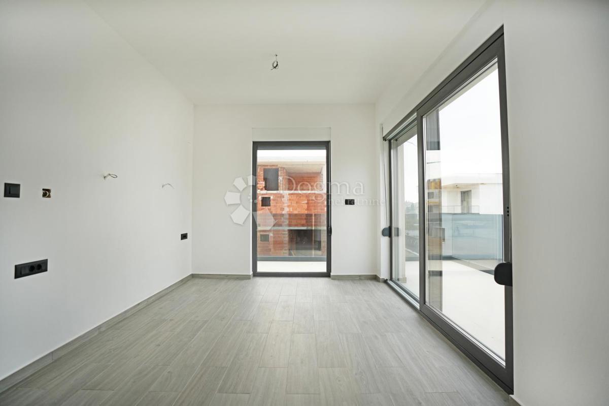 NOVOZGRAJENA MODERNA VILA