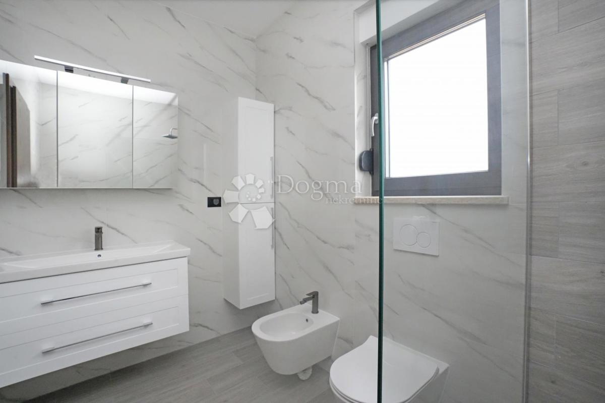 NOVOZGRAJENA MODERNA VILA