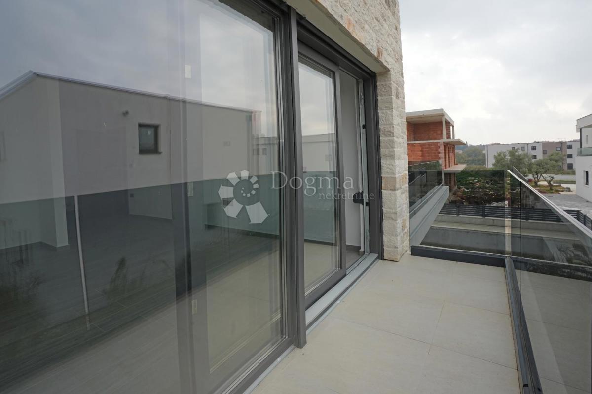 NOVOZGRAJENA MODERNA VILA