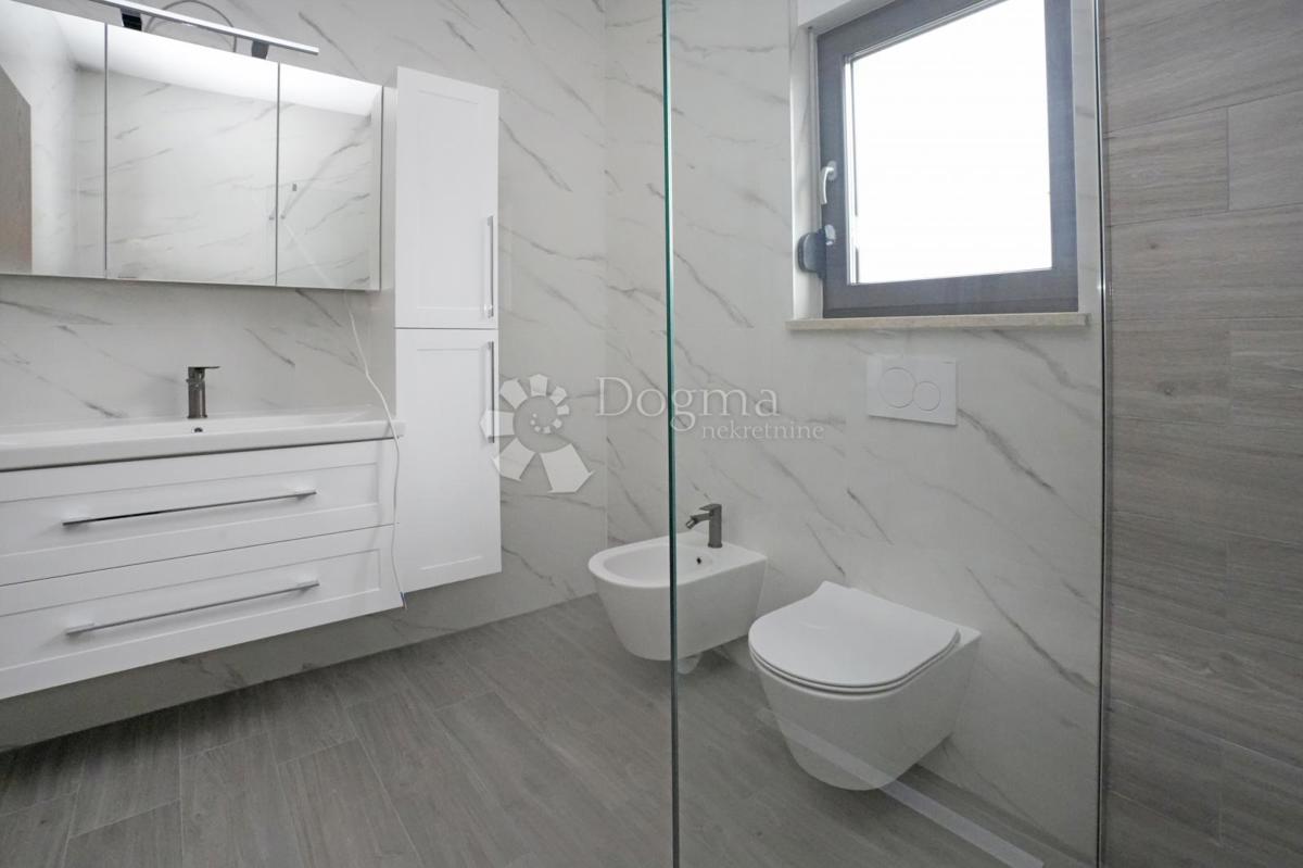 NOVOZGRAJENA MODERNA VILA