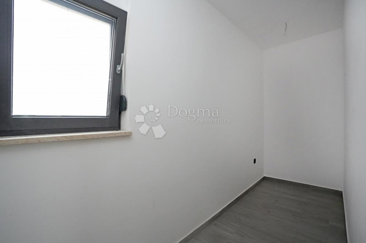 NOVOZGRAJENA MODERNA VILA