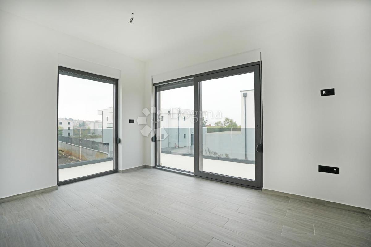 NOVOZGRAJENA MODERNA VILA