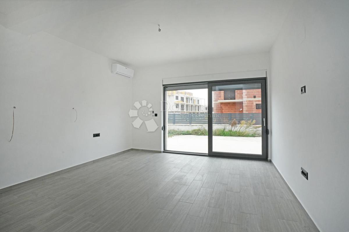 NOVOZGRAJENA MODERNA VILA