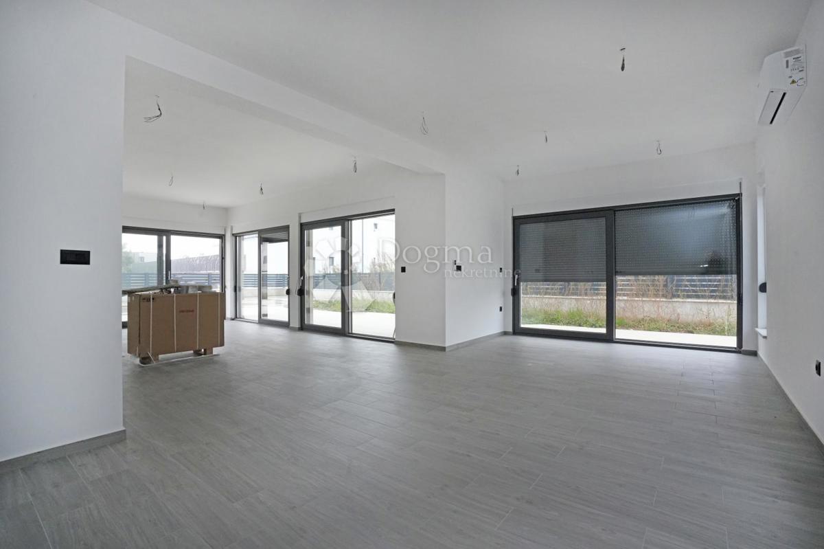 NOVOZGRAJENA MODERNA VILA