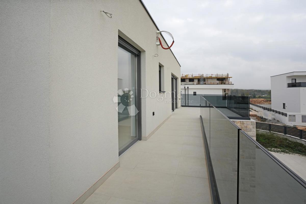 NOVOZGRAJENA MODERNA VILA