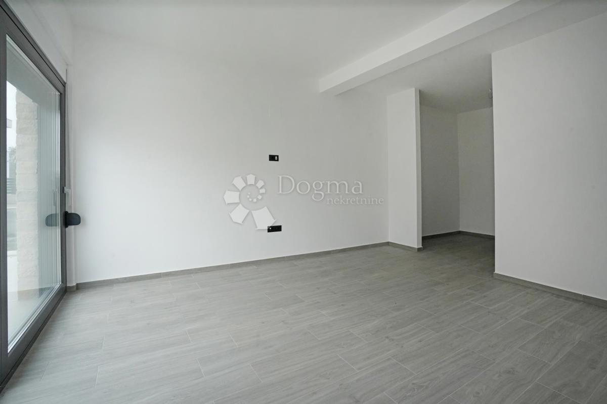 NOVOZGRAJENA MODERNA VILA