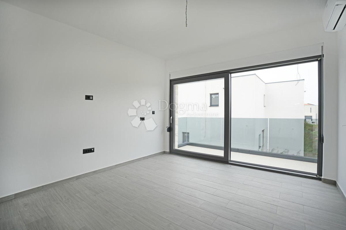 NOVOZGRAJENA MODERNA VILA