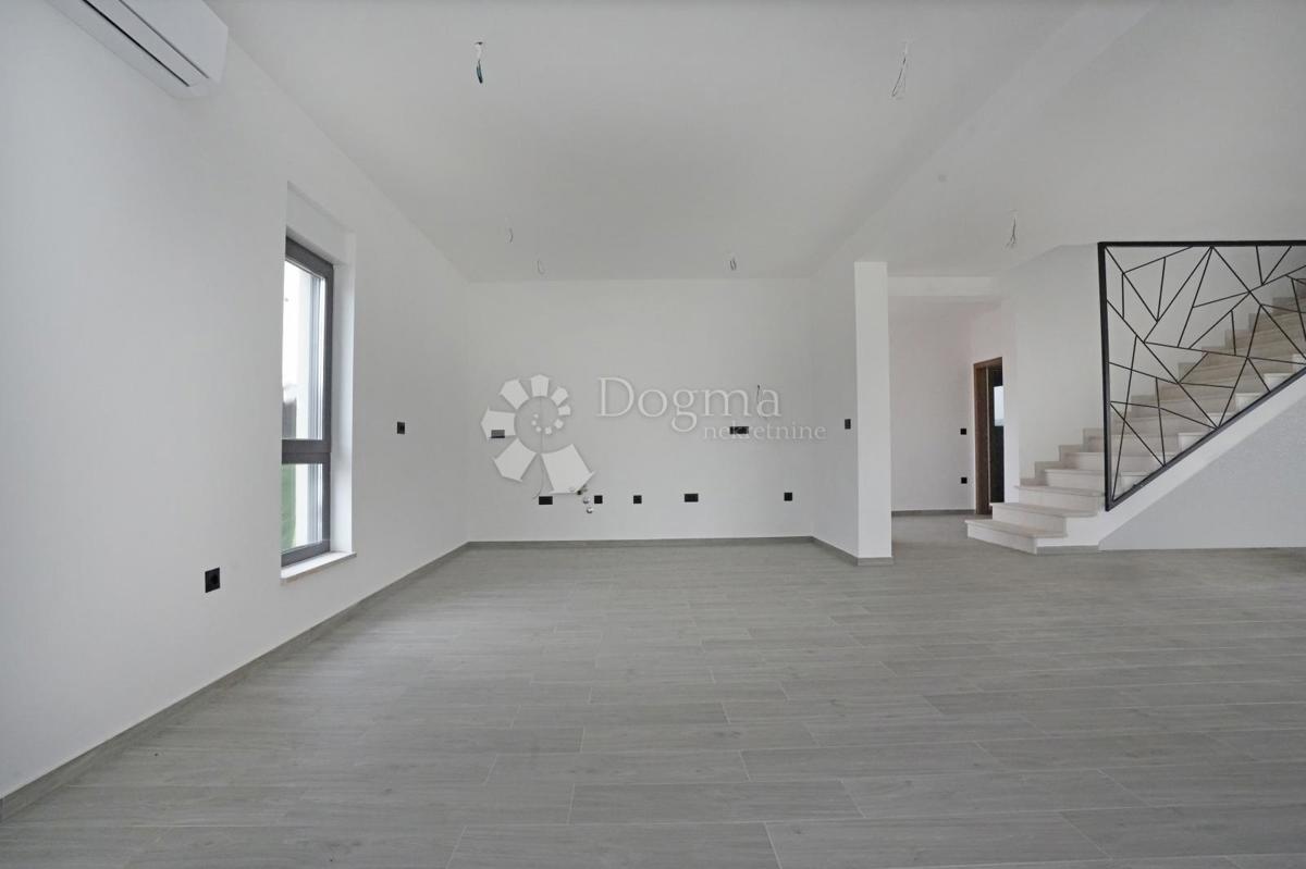 NOVOZGRAJENA MODERNA VILA