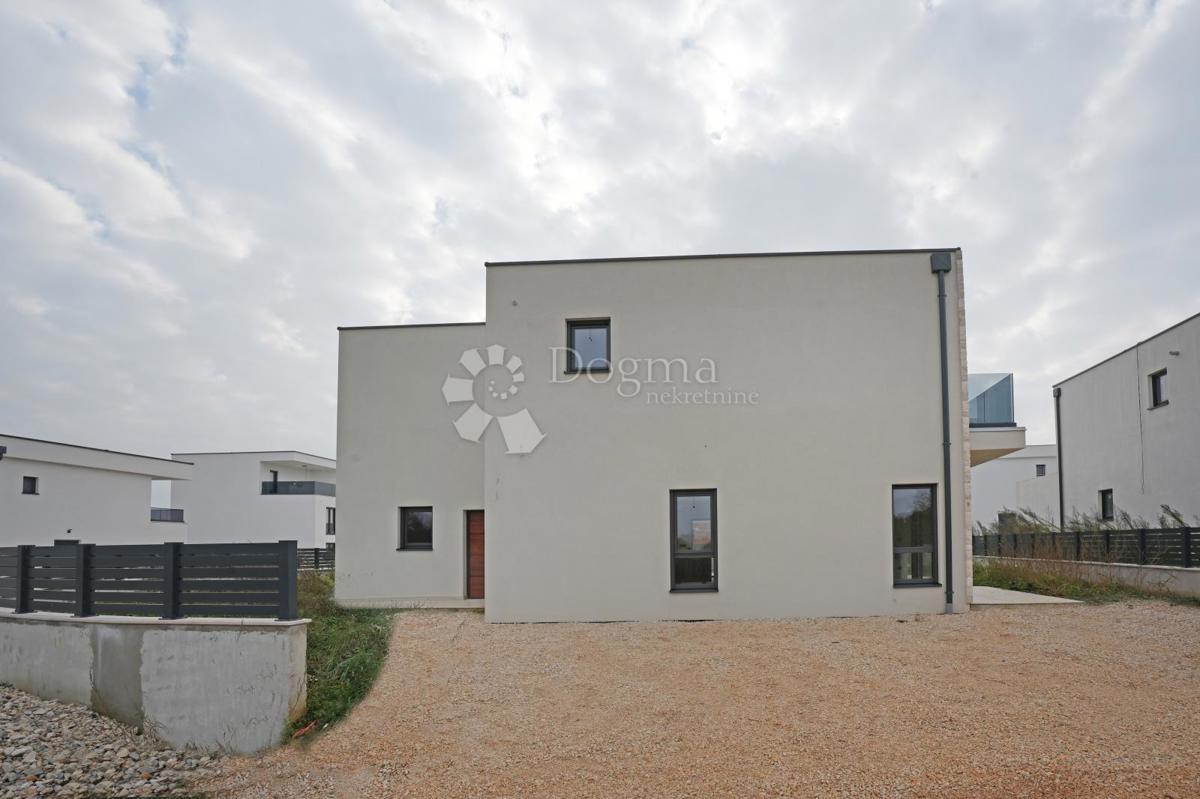 NOVOZGRAJENA MODERNA VILA