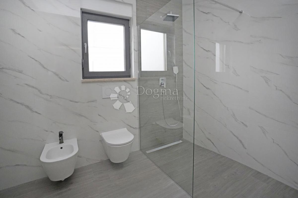 NOVOZGRAJENA MODERNA VILA