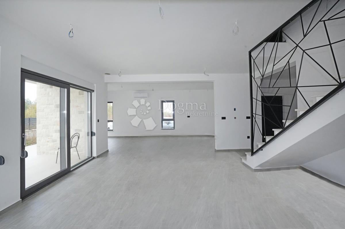 NOVOZGRAJENA MODERNA VILA