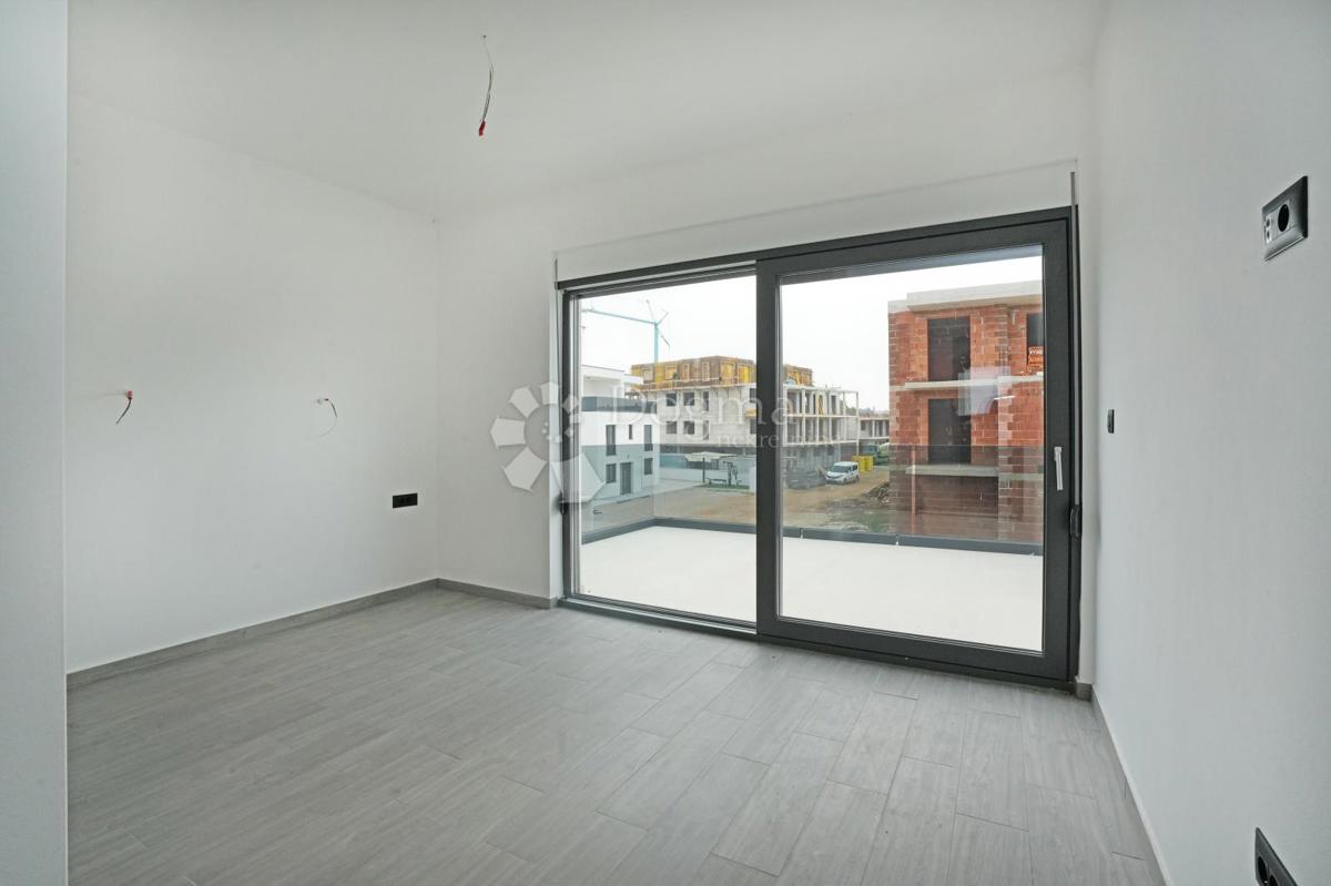 NOVOZGRAJENA MODERNA VILA