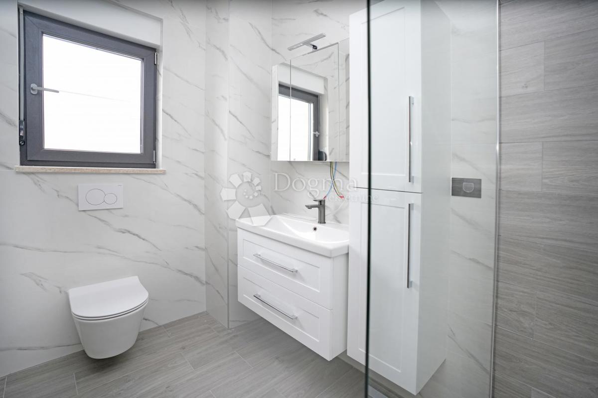 NOVOZGRAJENA MODERNA VILA