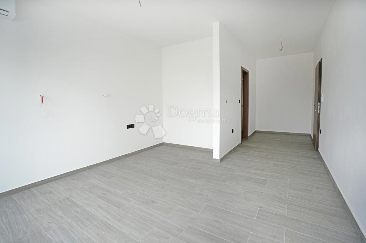 NOVOZGRAJENA MODERNA VILA