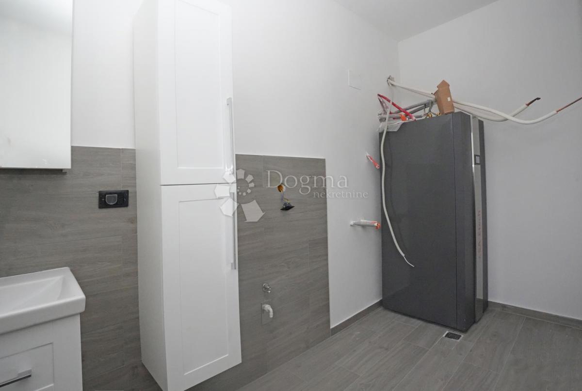 NOVOZGRAJENA MODERNA VILA