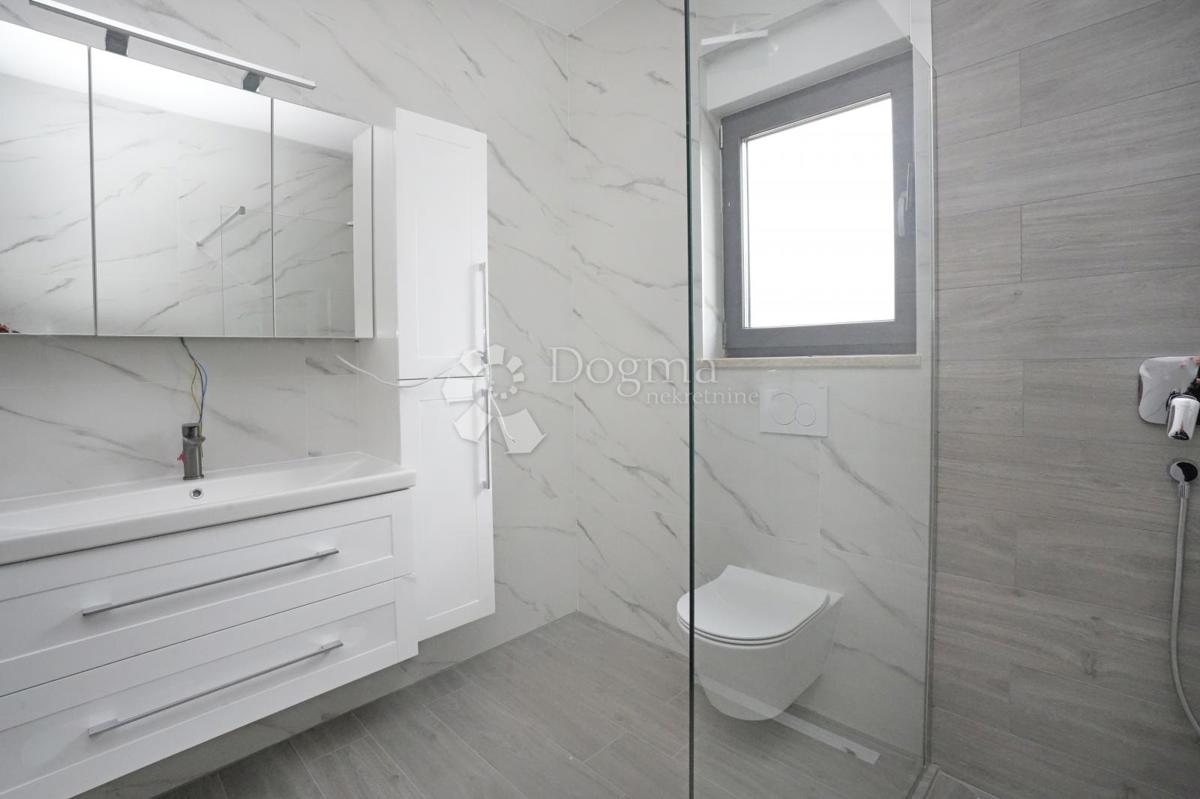 NOVOZGRAJENA MODERNA VILA