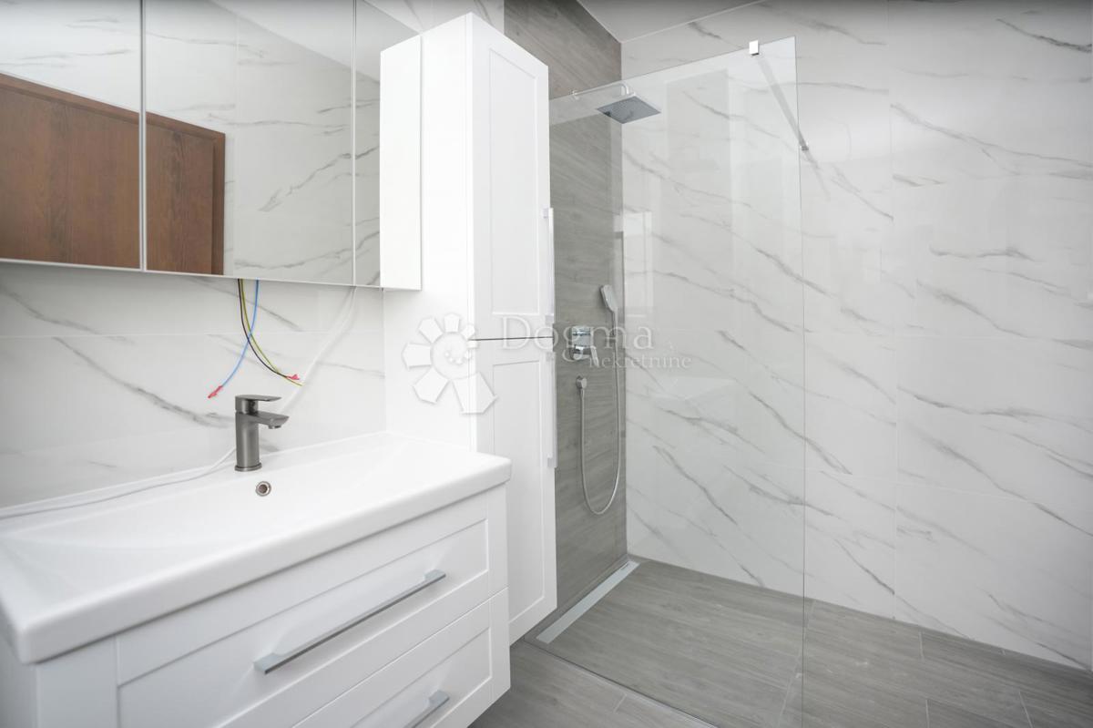 NOVOZGRAJENA MODERNA VILA