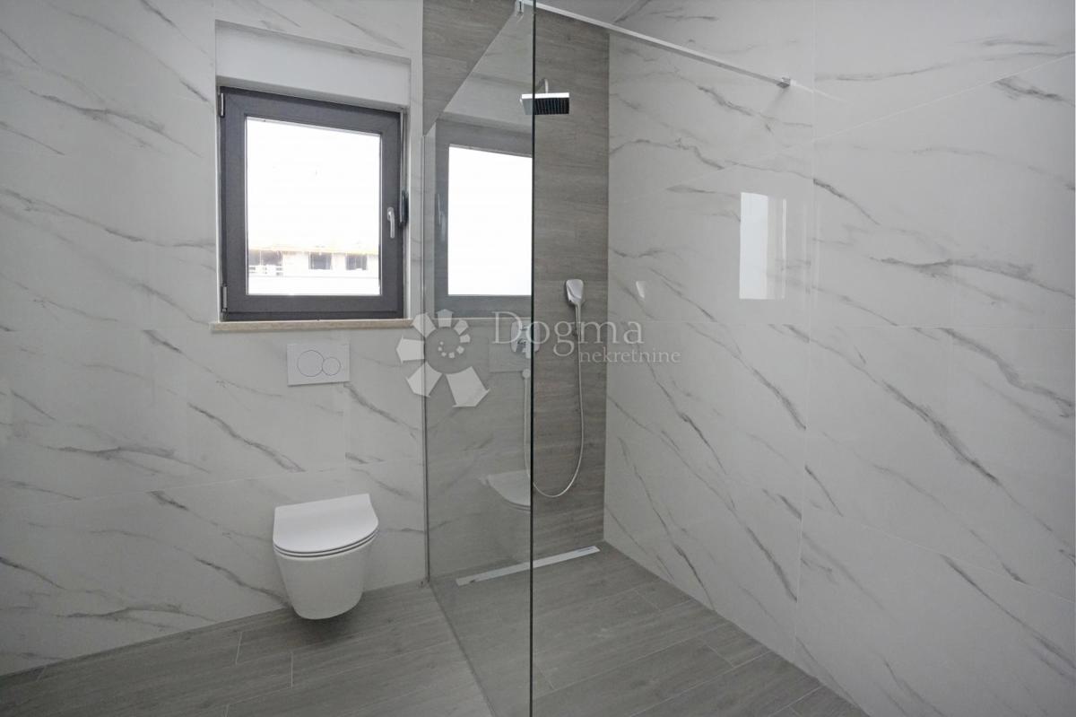 NOVOZGRAJENA MODERNA VILA