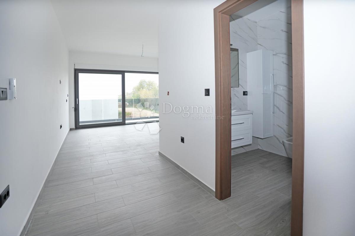 NOVOZGRAJENA MODERNA VILA