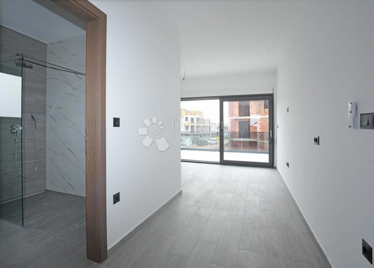 NOVOZGRAJENA MODERNA VILA