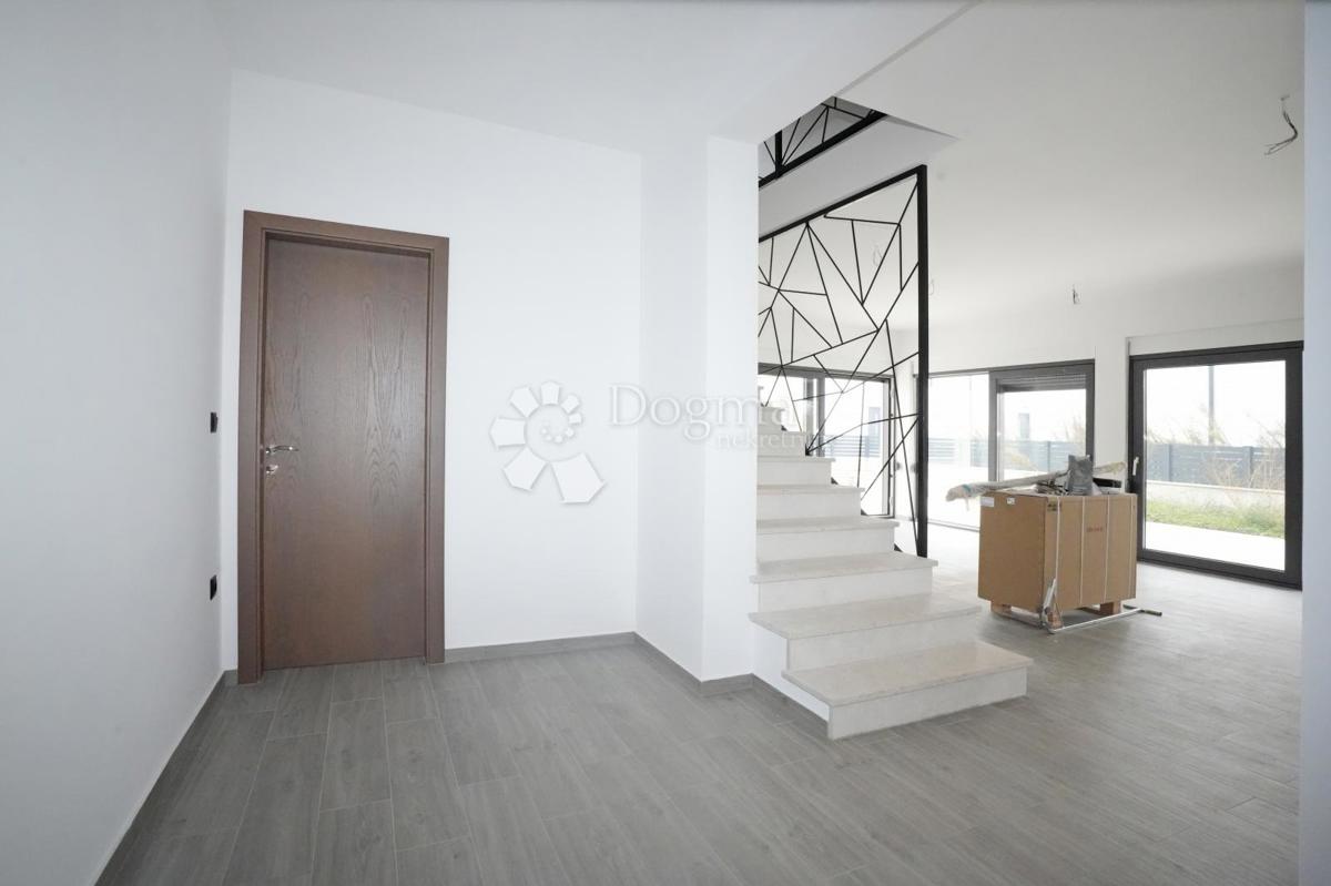 NOVOZGRAJENA MODERNA VILA