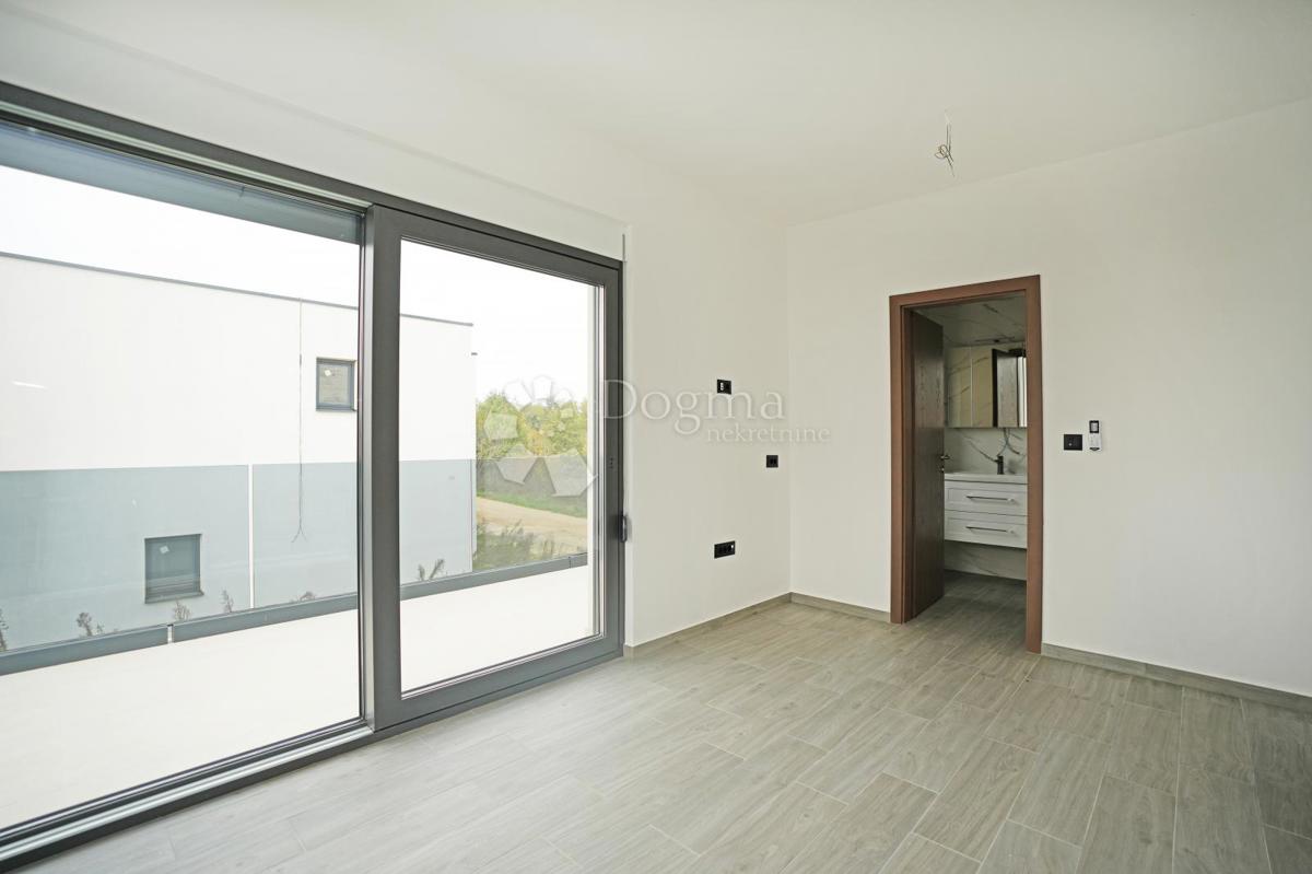 NOVOZGRAJENA MODERNA VILA